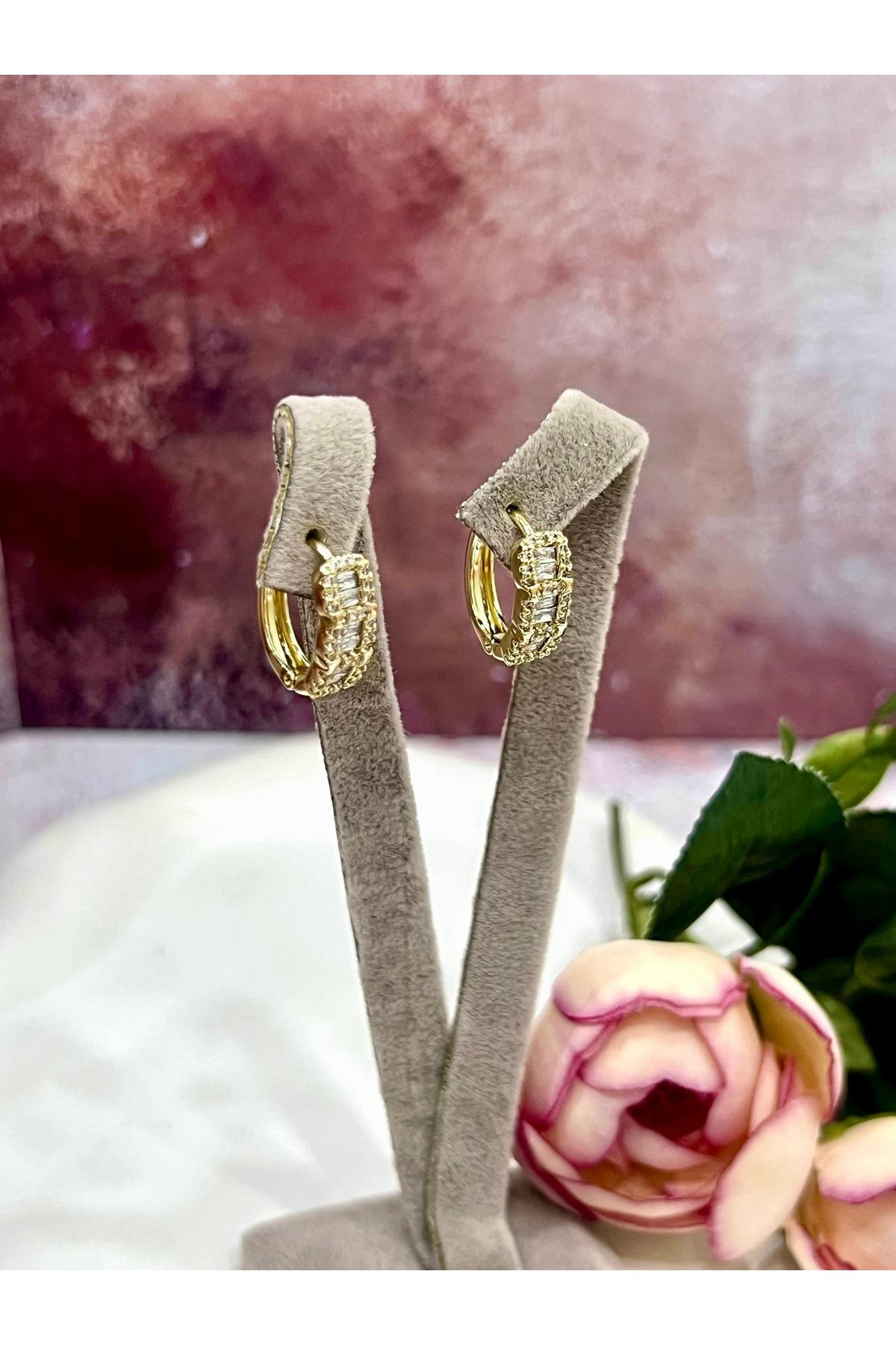 Lüks Seri Beyaz Baget Taşlı Gold Halka Küpe (14k Gold 1,6/0,5cm)